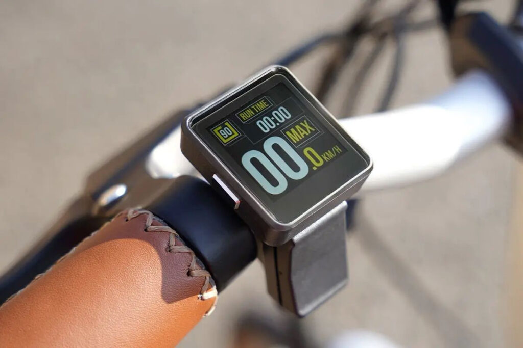 スマートなリモコン一体型カラーディスプレイ