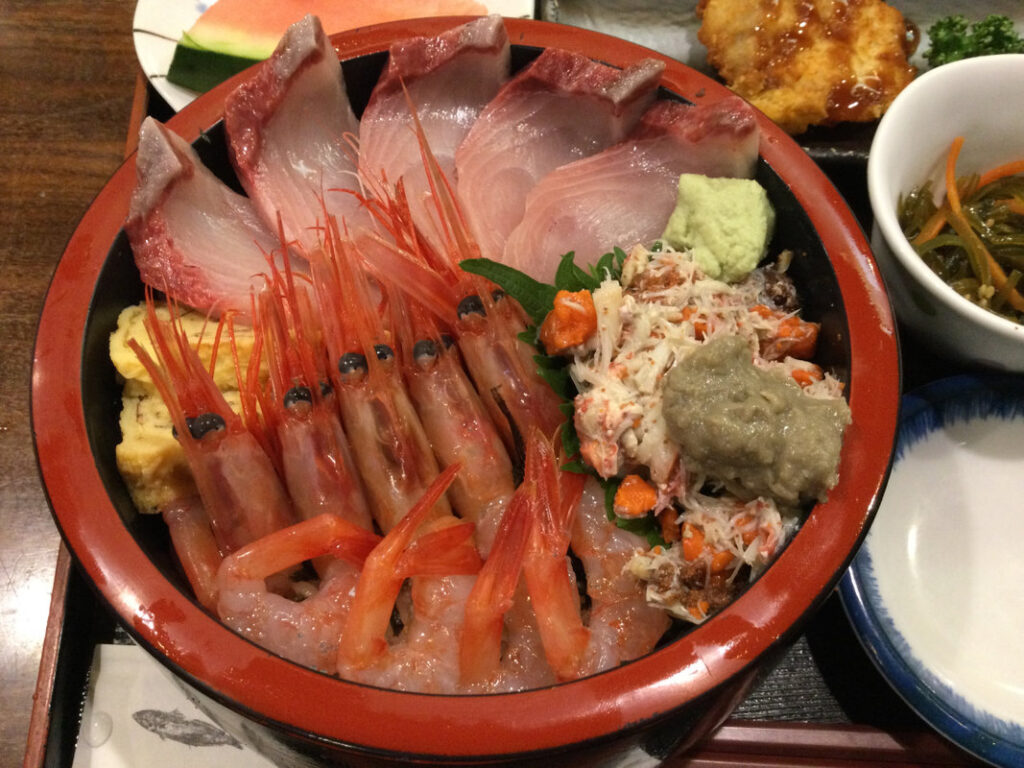 鮨.会席 りょう門「AKB丼」(甘エビ、香箱カニ、ブリ) 鮨.会席 りょう門「AKB丼」(甘エビ、香箱カニ、ブリ)