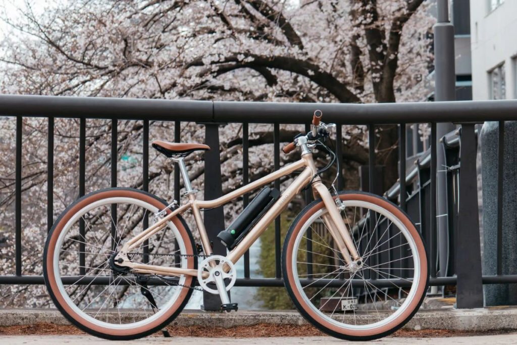 桜舞う道を、URBAN BELT 650（電動アシストクロスバイク）とともに